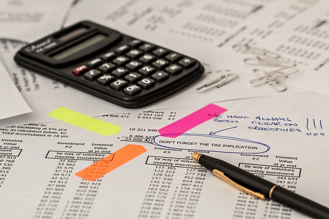 Documents financiers et calculatrice sur un bureau