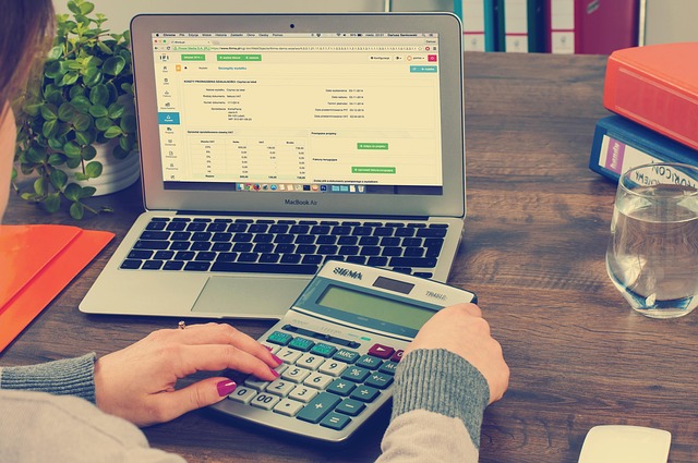 Registre comptable et documents financiers sur un bureau